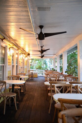 Peninsula Bed & Cocktails