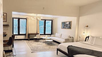 Ropa de cama de alta calidad, minibar y tabla de planchar con plancha