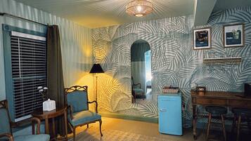 King Suite (Mojito) | Living area | 40-inch flat-screen TV with cable channels, TV, streaming services