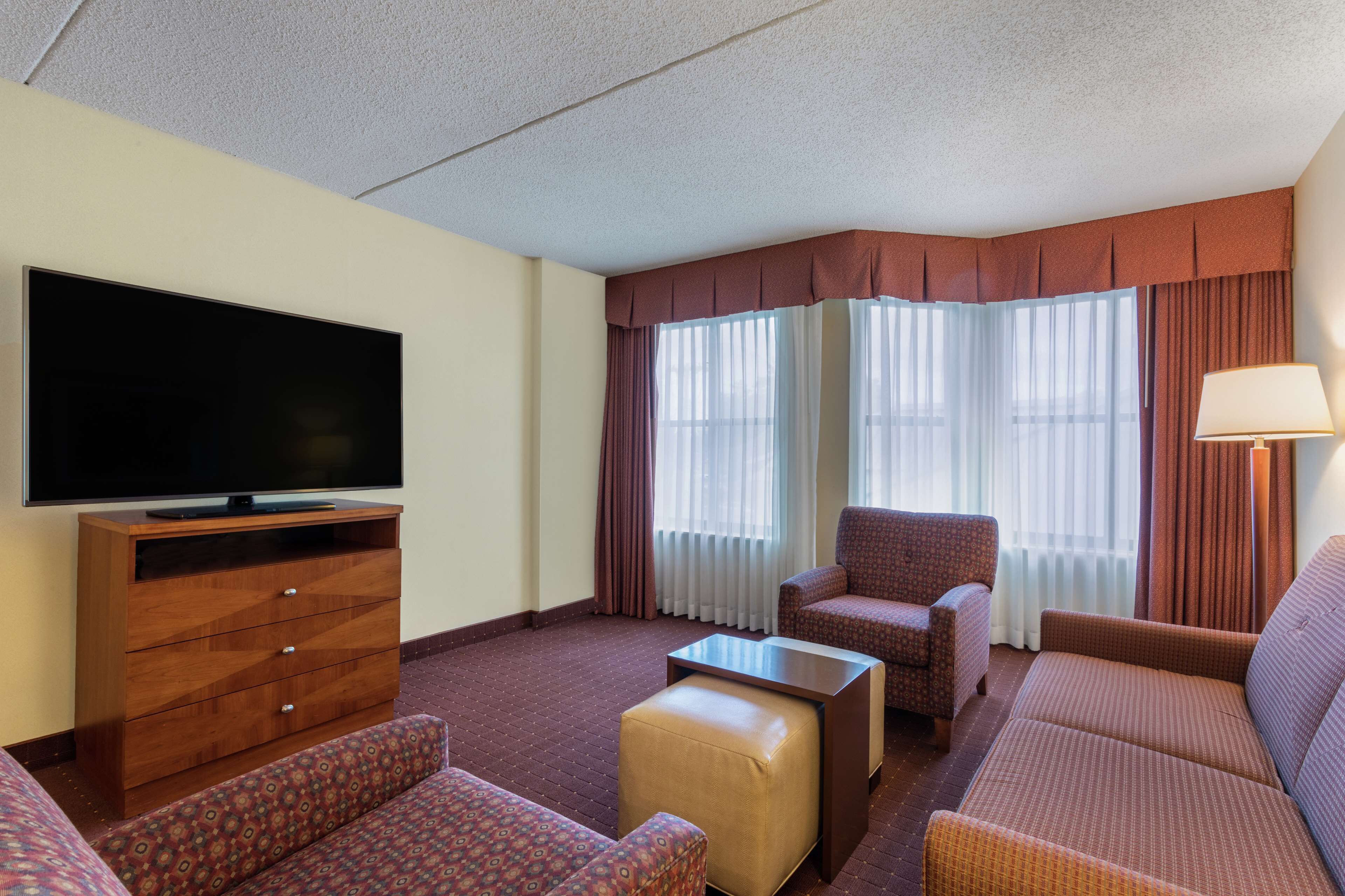 Premium bedding, in-room safe, desk, iron/ironing board