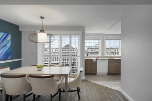 Standard Room, 3 Bedrooms | Dining room