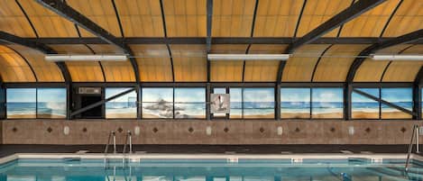 Una piscina cubierta, una piscina al aire libre