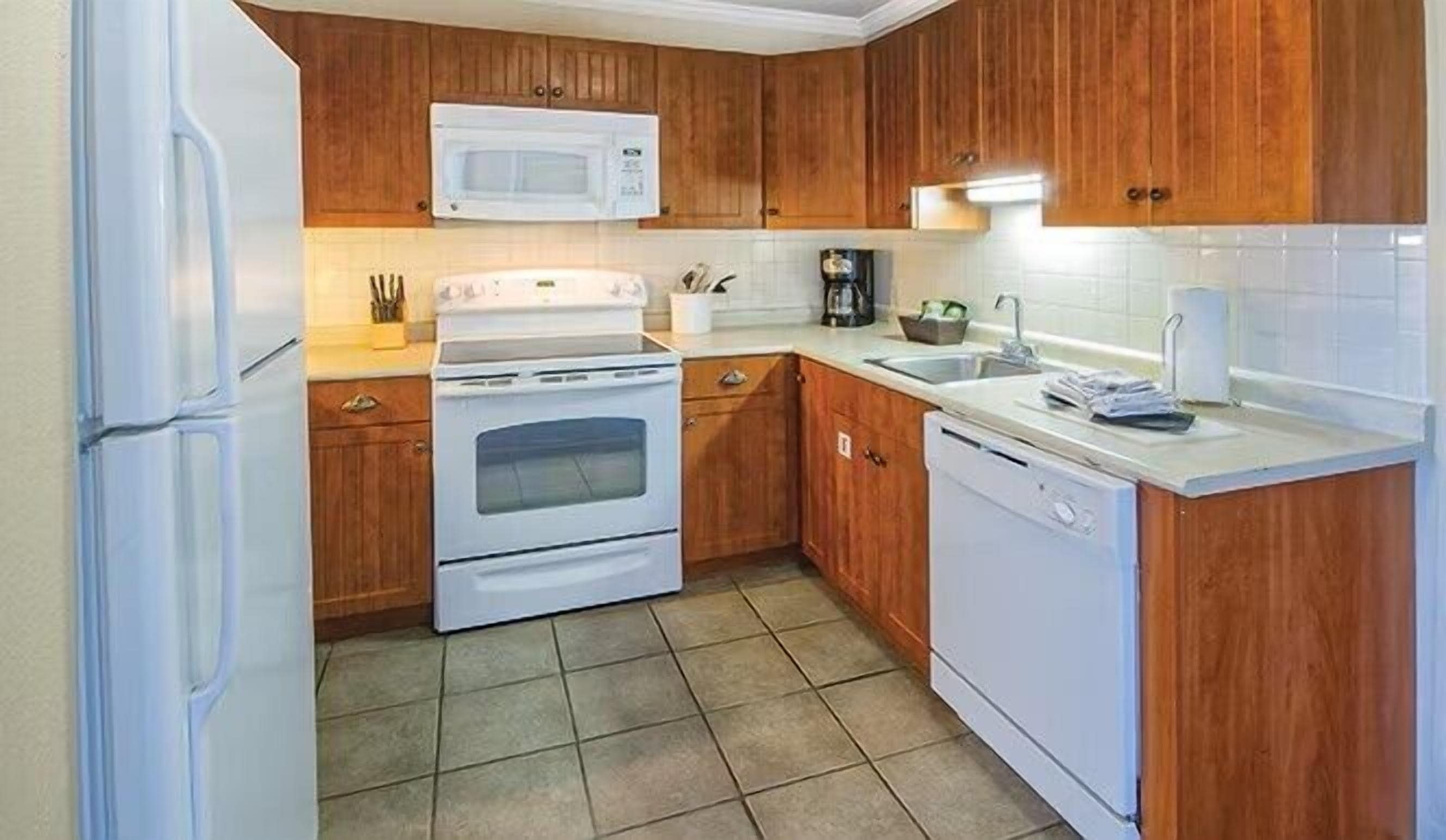 standard room, 3 bedrooms | private kitchen | full-sized fridge, microwave, oven, stovetop