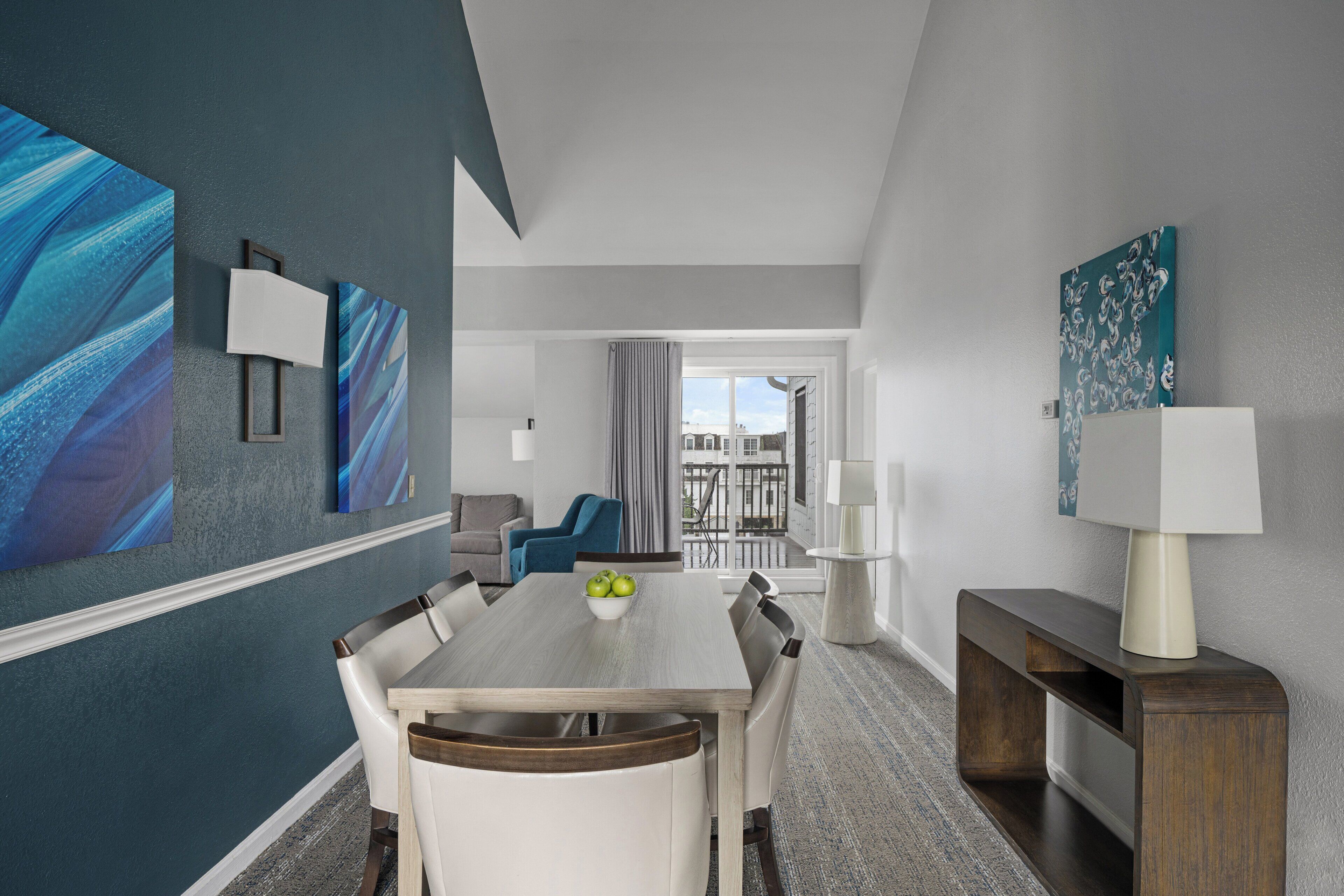 Standard Room, 2 Bedrooms | Dining room