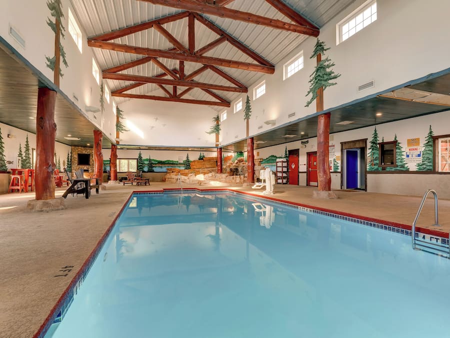 Alberca techada y alberca al aire libre