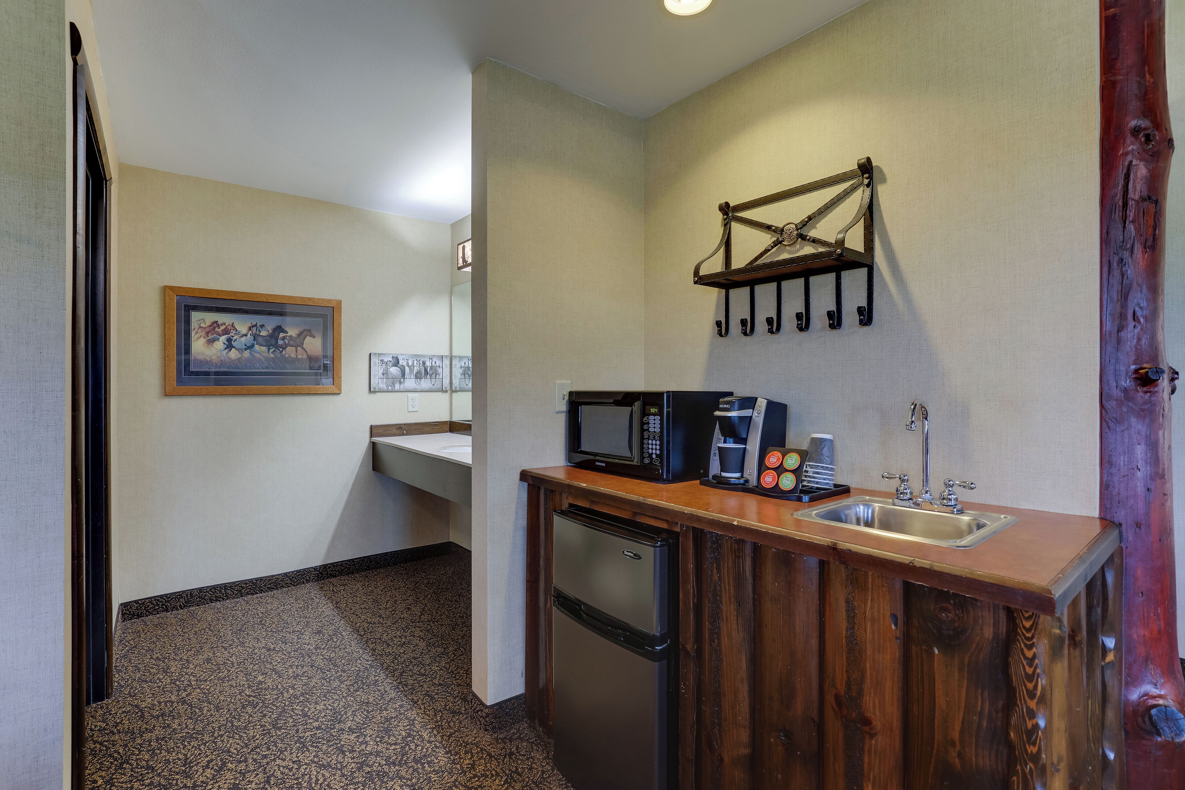 suite, 1 king bed with sofa bed, hot tub | 1 bedroom, desk, iron/ironing board, free wifi