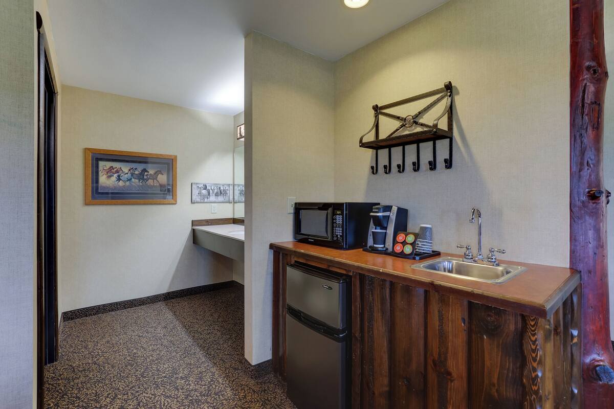 suite, 1 king bed with sofa bed, hot tub | 1 bedroom, desk, iron/ironing board, free wifi