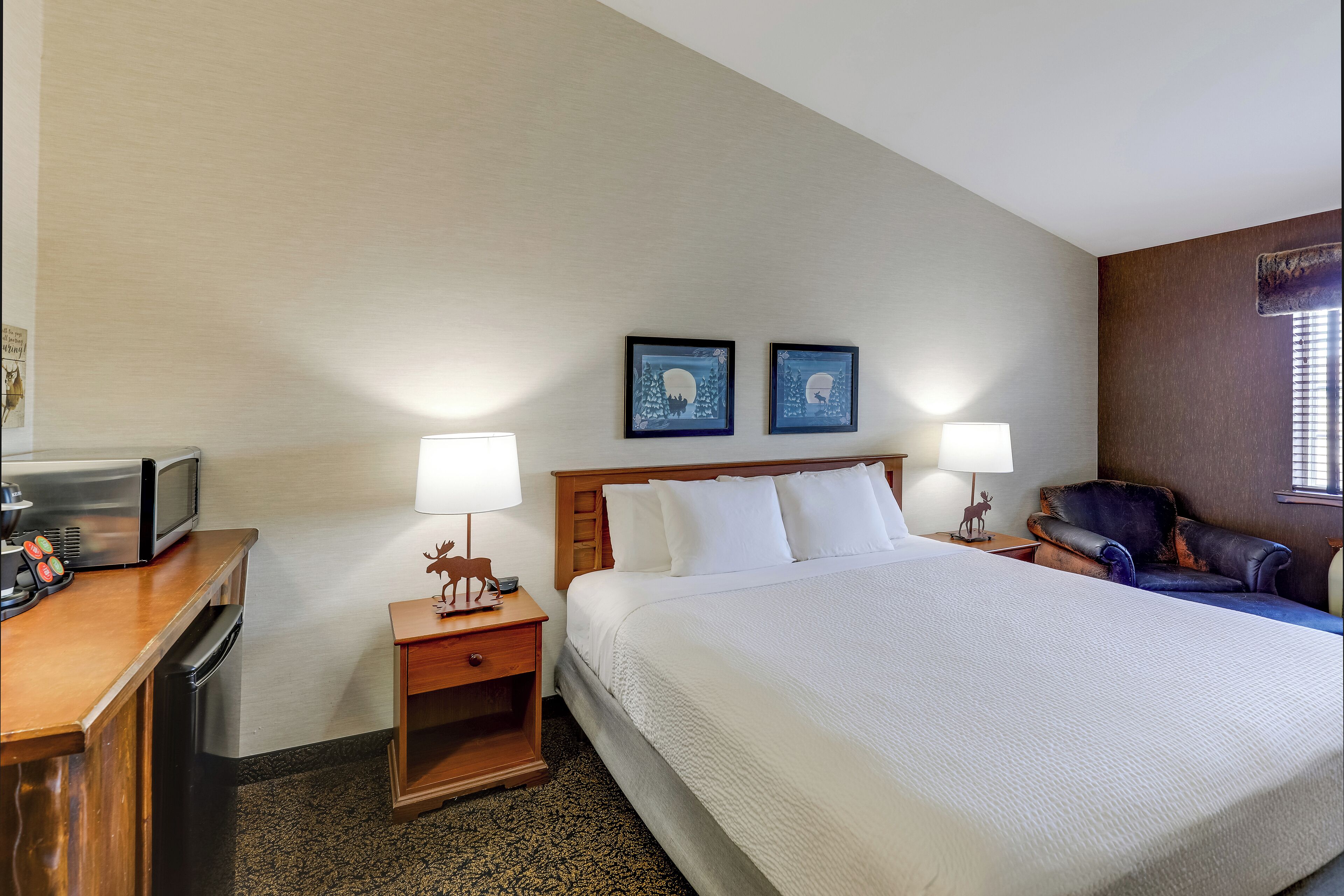 Deluxe Single Room, 1 King Bed, Non Smoking | Desk, iron/ironing board, free WiFi, bed sheets