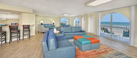 2Bed Daytona Suite | Living area | 32-inch TV with cable channels