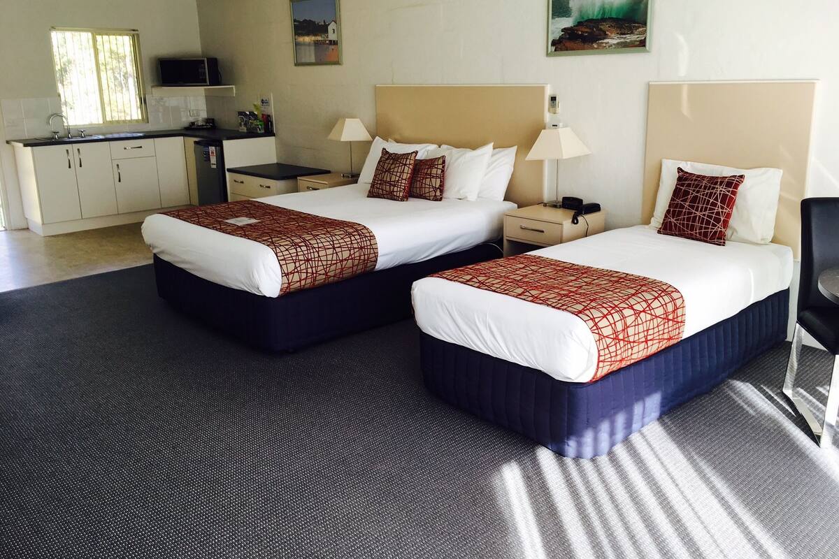 Premium bedding, down comforters, minibar, in-room safe