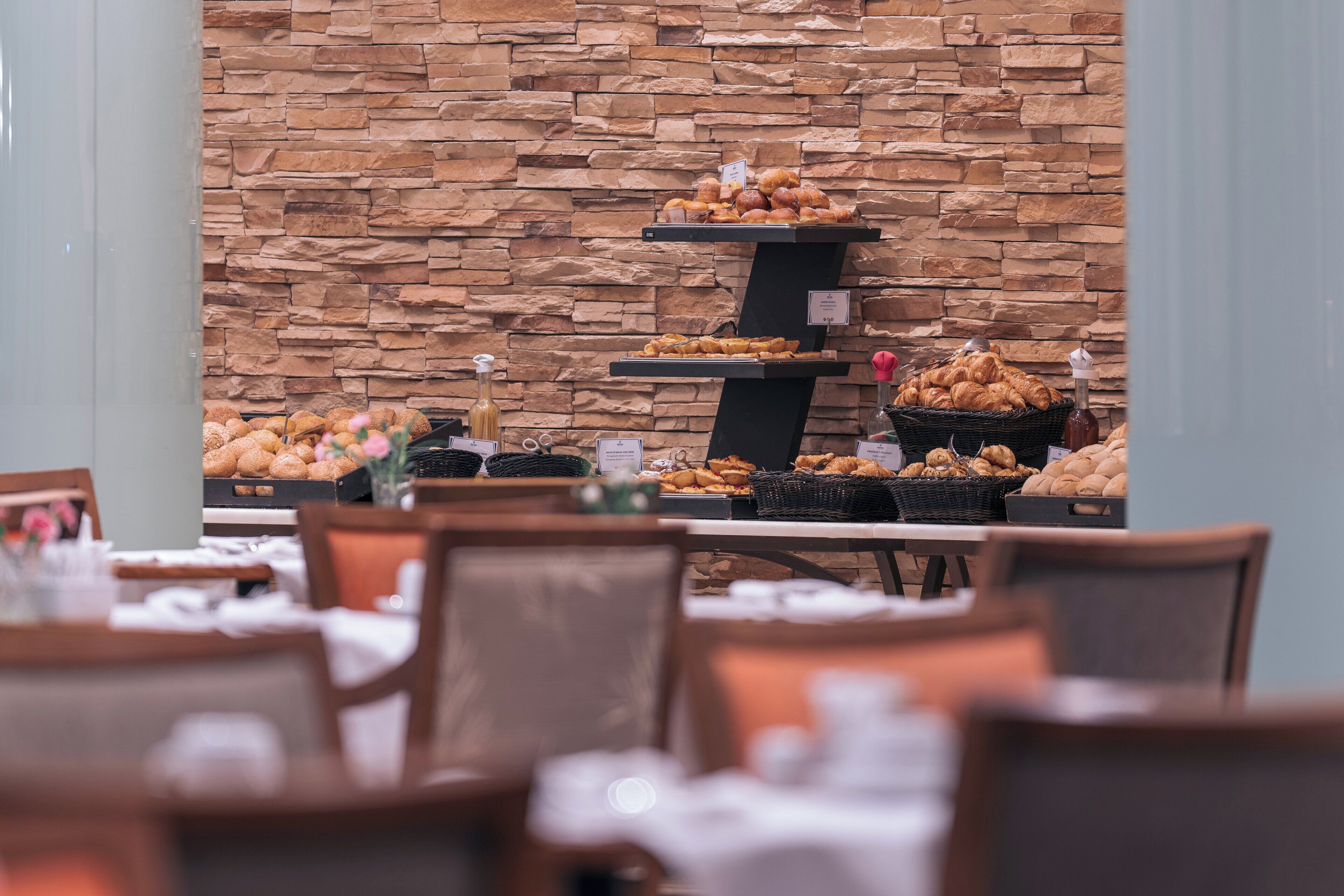 3 restaurants; breakfast, lunch and dinner served 