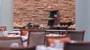 3 restaurants; breakfast, lunch and dinner served