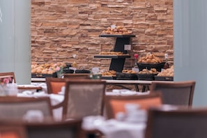3 restaurants servant le petit déjeuner, le déjeuner et le dîner