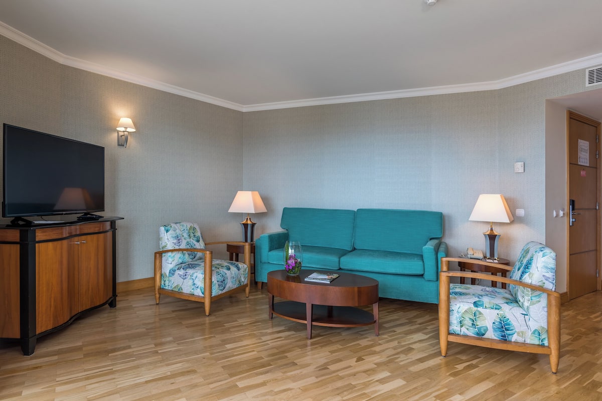 Suite, vue mer | Literie hypoallergénique, coffres-forts dans les chambres, bureau