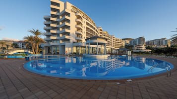 Piscine couverte, piscine extérieure