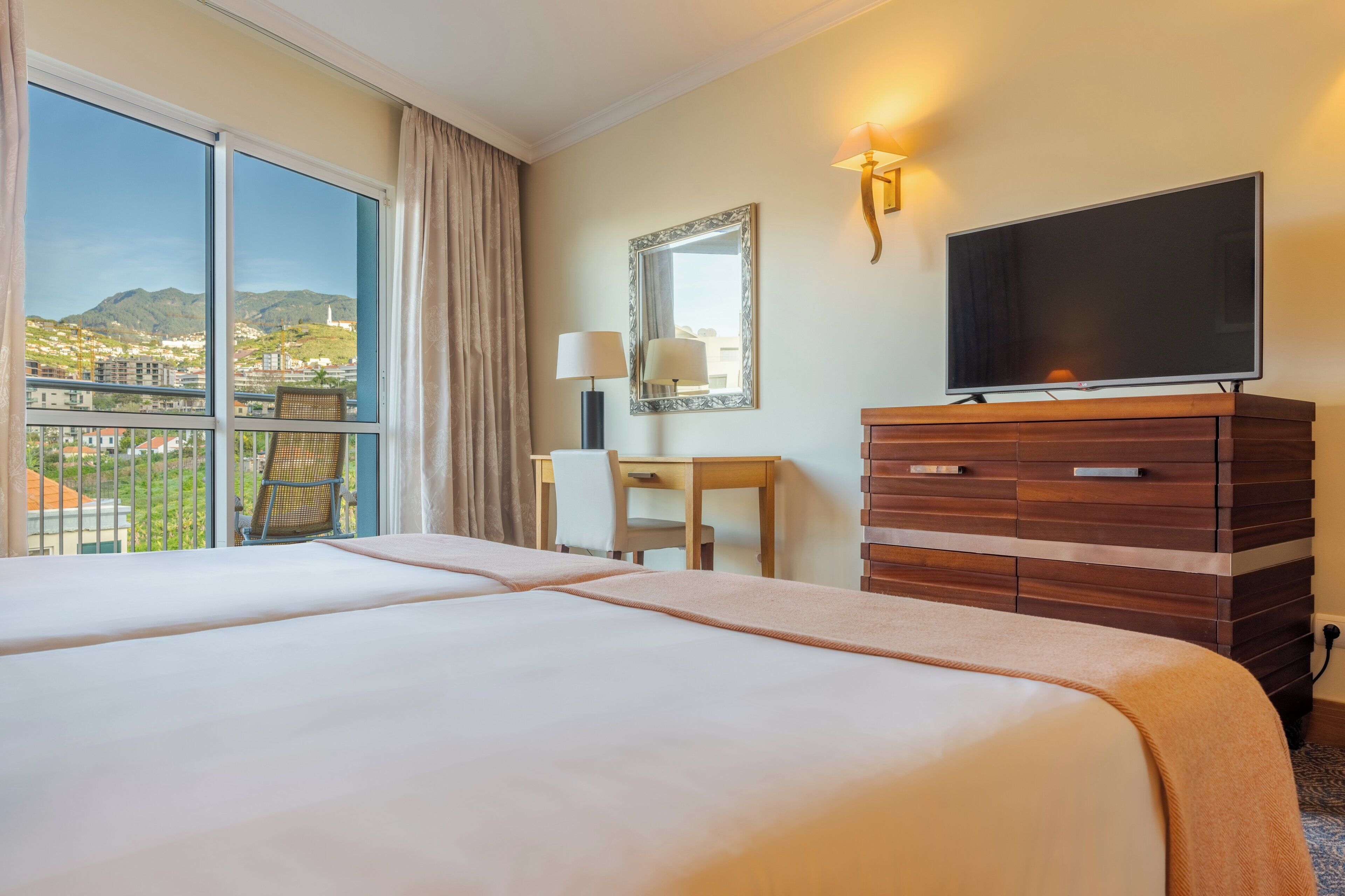 Hypo-allergenic bedding, in-room safe, desk, blackout curtains
