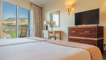 Hypo-allergenic bedding, in-room safe, desk, blackout curtains