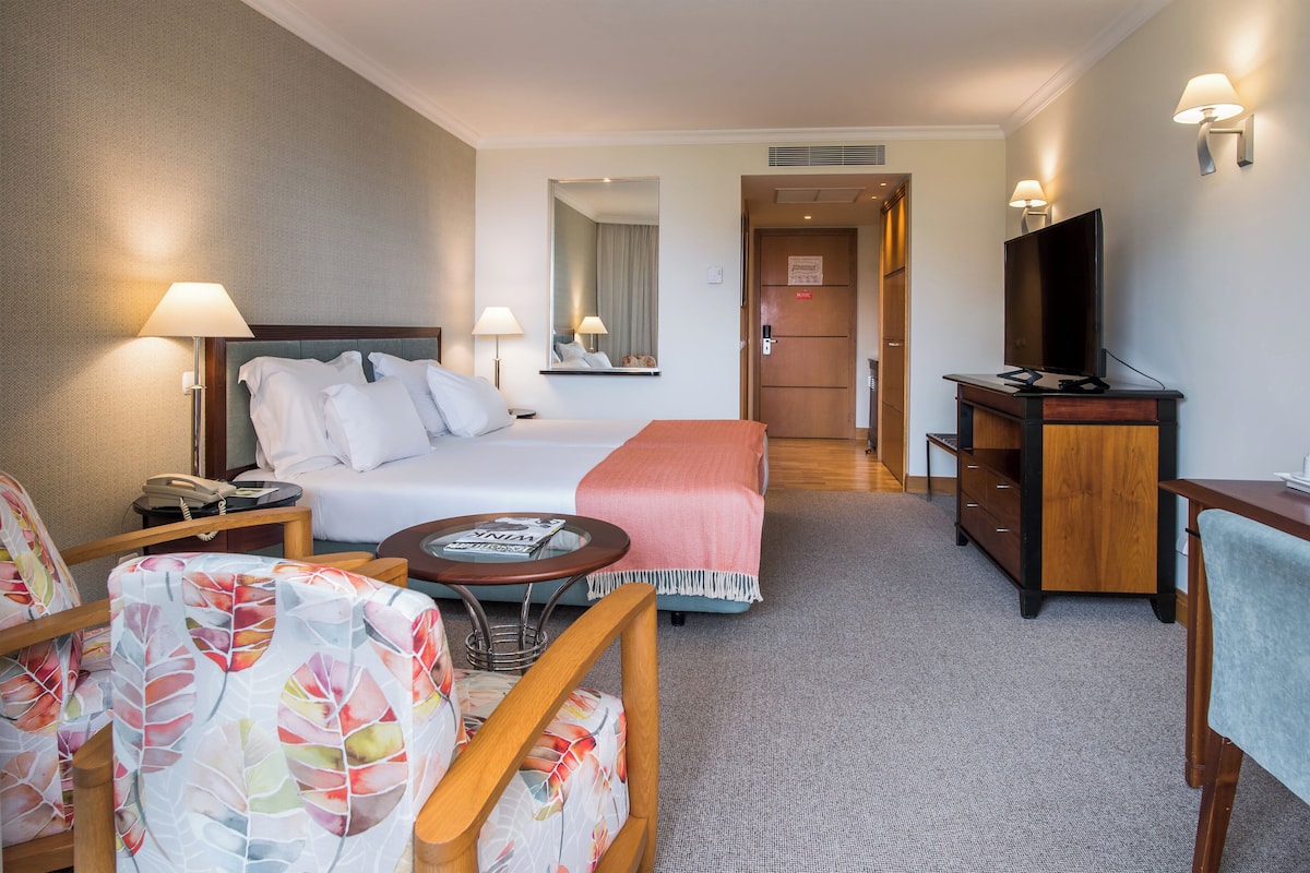 Chambre Double ou avec lits jumeaux, vue partielle sur la mer | Literie hypoallergénique, coffres-forts dans les chambres, bureau