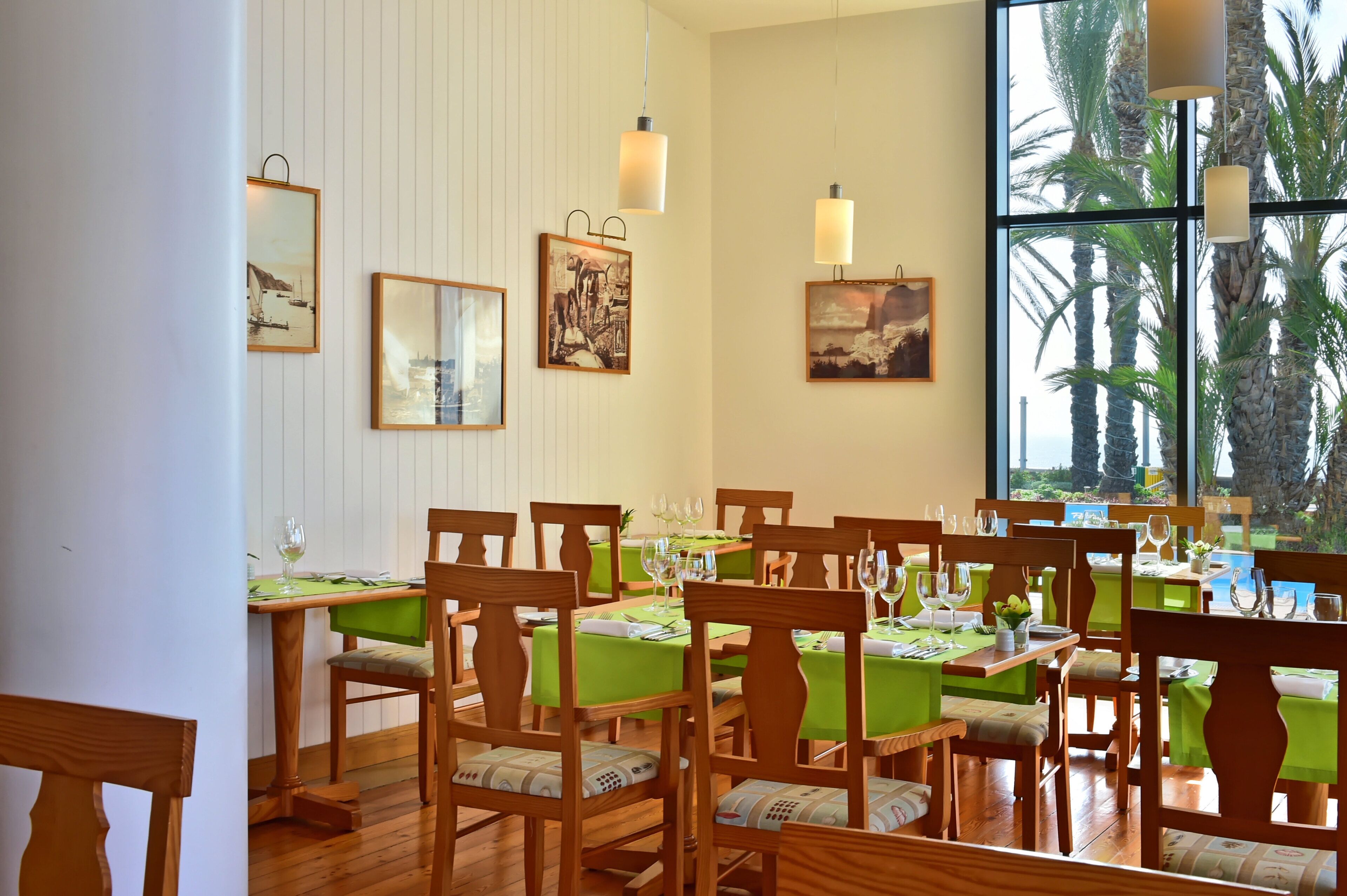3 restaurants; breakfast, lunch, and dinner served