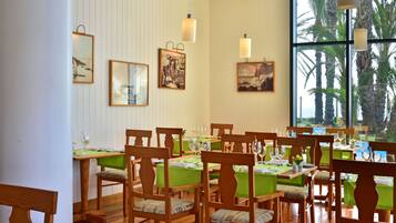 3 restaurants; breakfast, lunch, and dinner served
