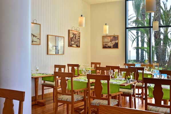 3 restaurants servant le petit déjeuner, le déjeuner et le dîner