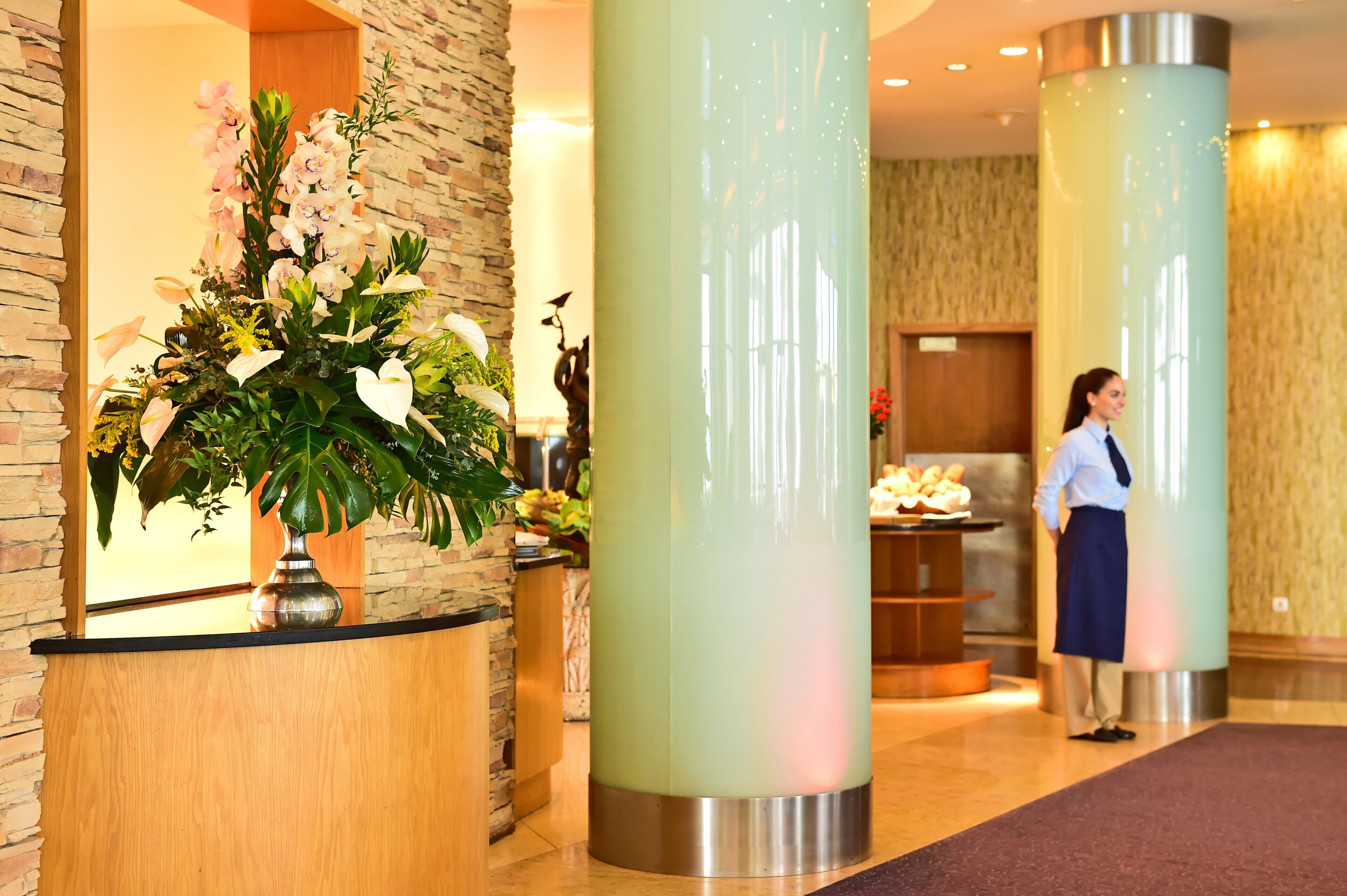 3 restaurants; breakfast, lunch and dinner served 