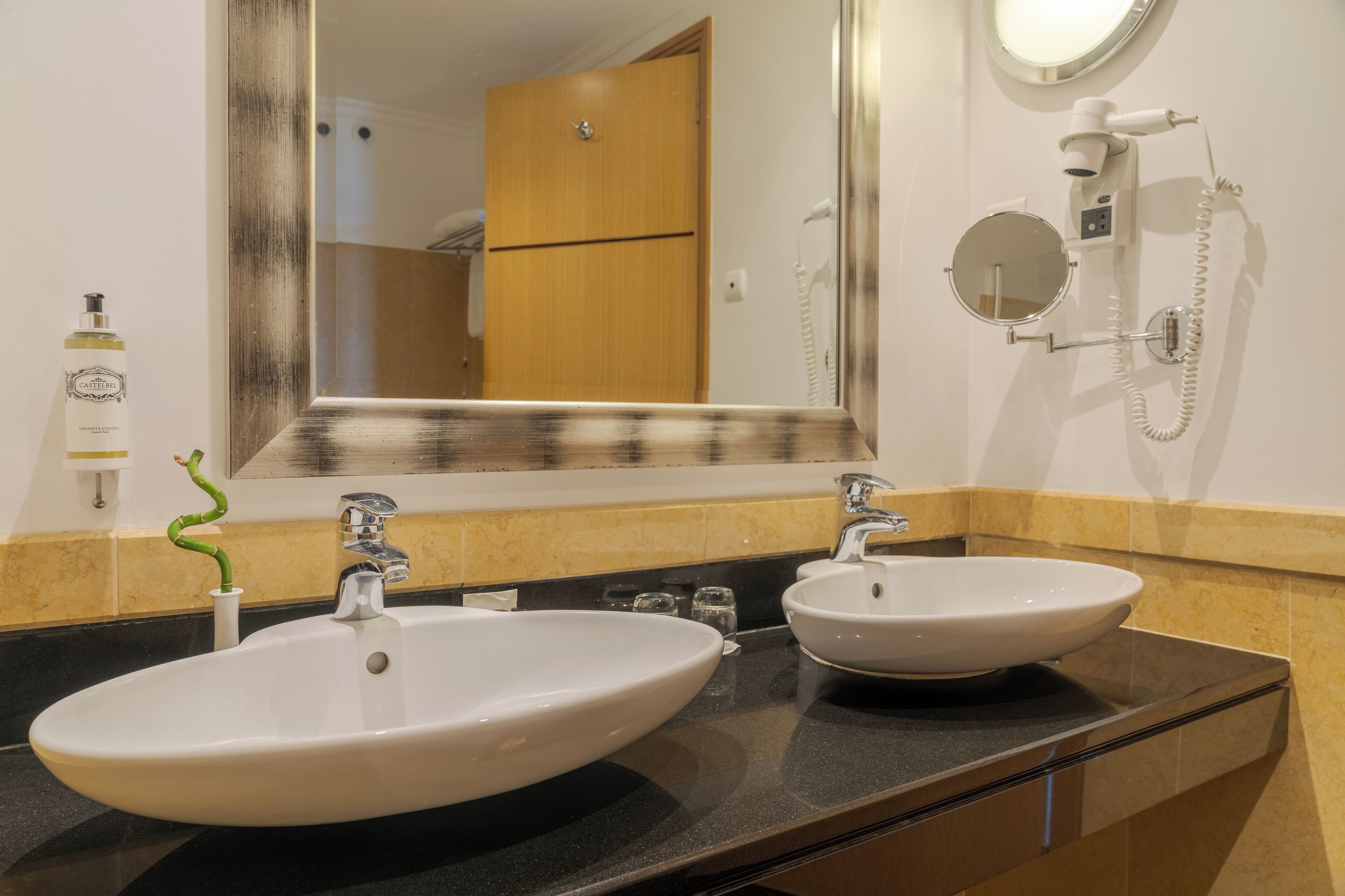 suite, sea view | bathroom | bathtub, free toiletries, hair dryer, bathrobes