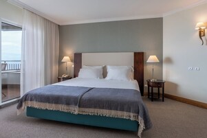 Hypo-allergenic bedding available, in-room safe, desk, blackout drapes