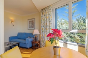 Hypo-allergenic bedding, in-room safe, desk, blackout curtains