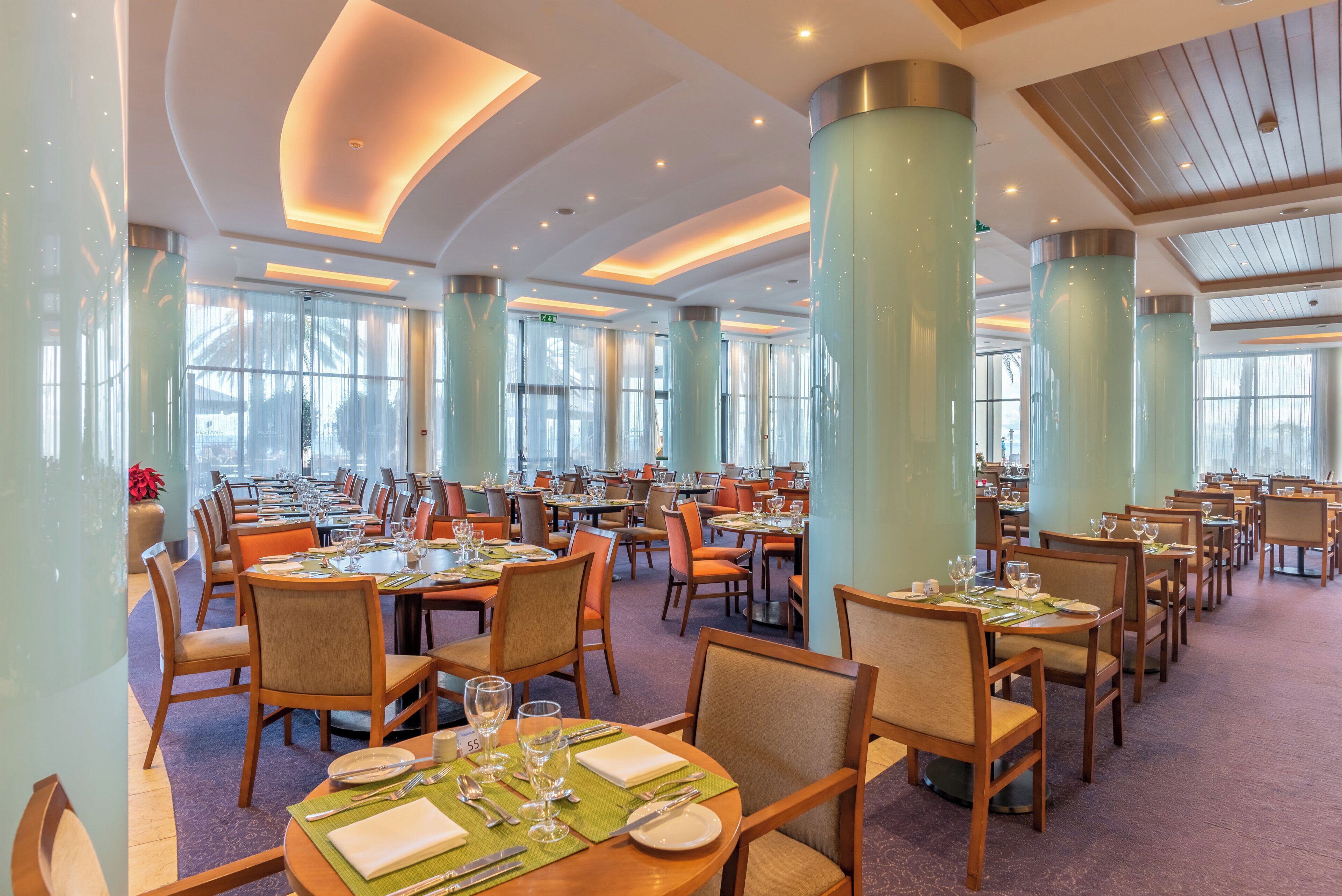 3 restaurants; breakfast, lunch and dinner served 