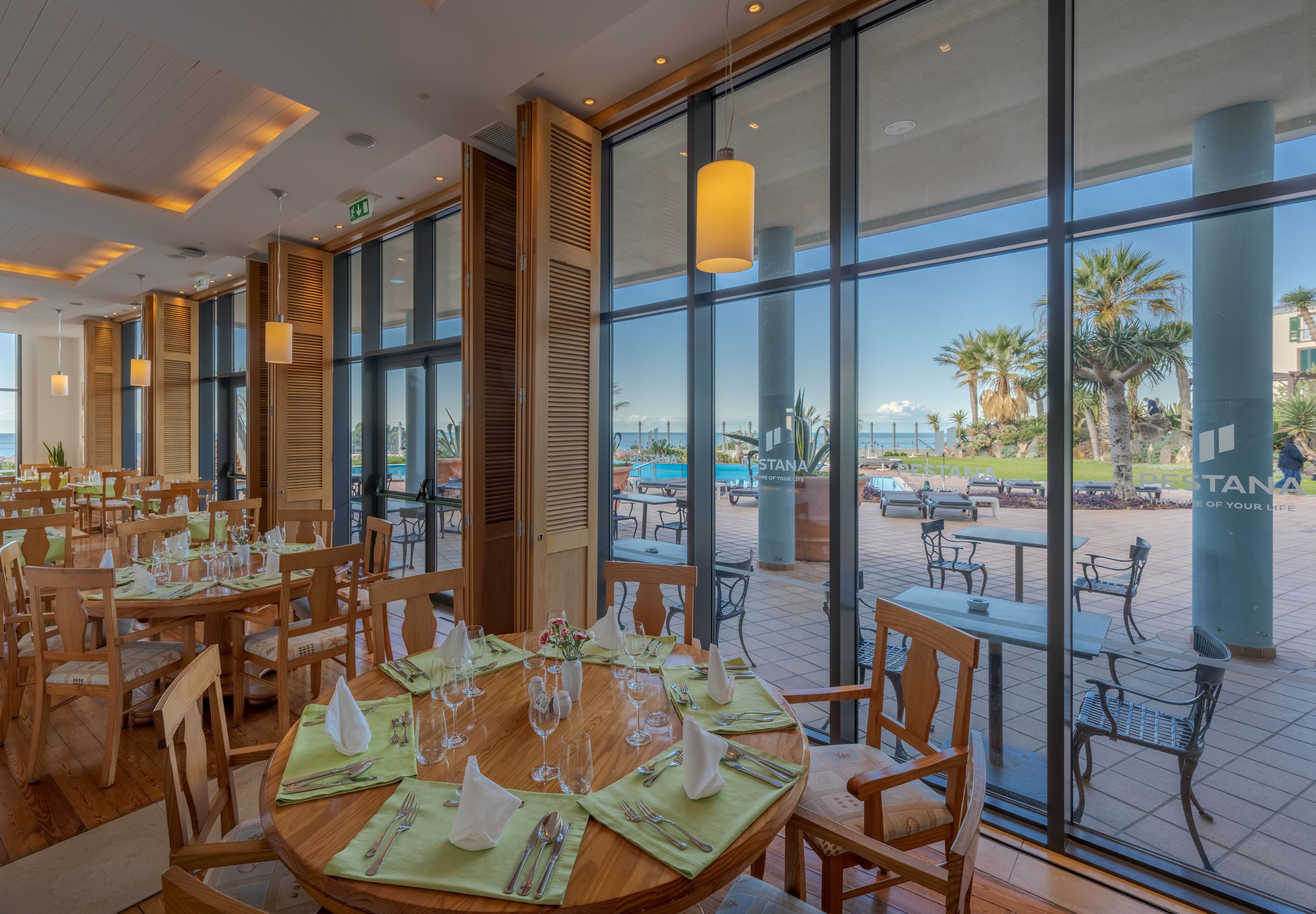 Här finns 3 restauranger som serverar frukost.