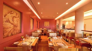 3 restaurants servant le déjeuner, le dîner et le souper