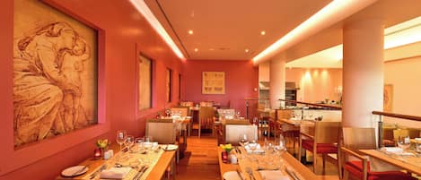 3 restaurants; breakfast, lunch, and dinner served