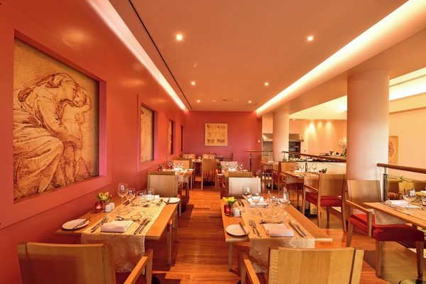 3 restaurants; breakfast, lunch and dinner served