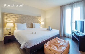 Minibar, caja de seguridad en la habitación y decoración personalizada 