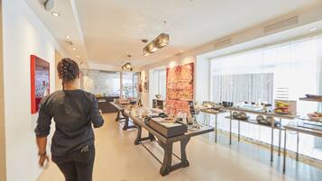 Desayuno continental (EUR 17 por persona)