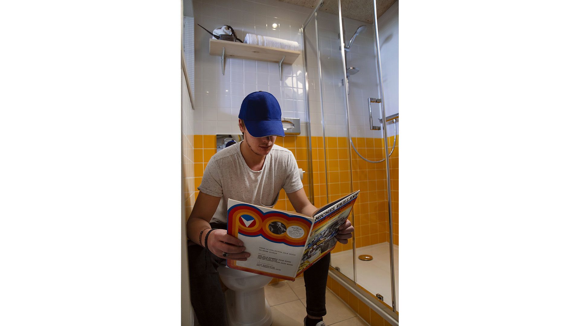 arty twin | living area | flat-screen tv