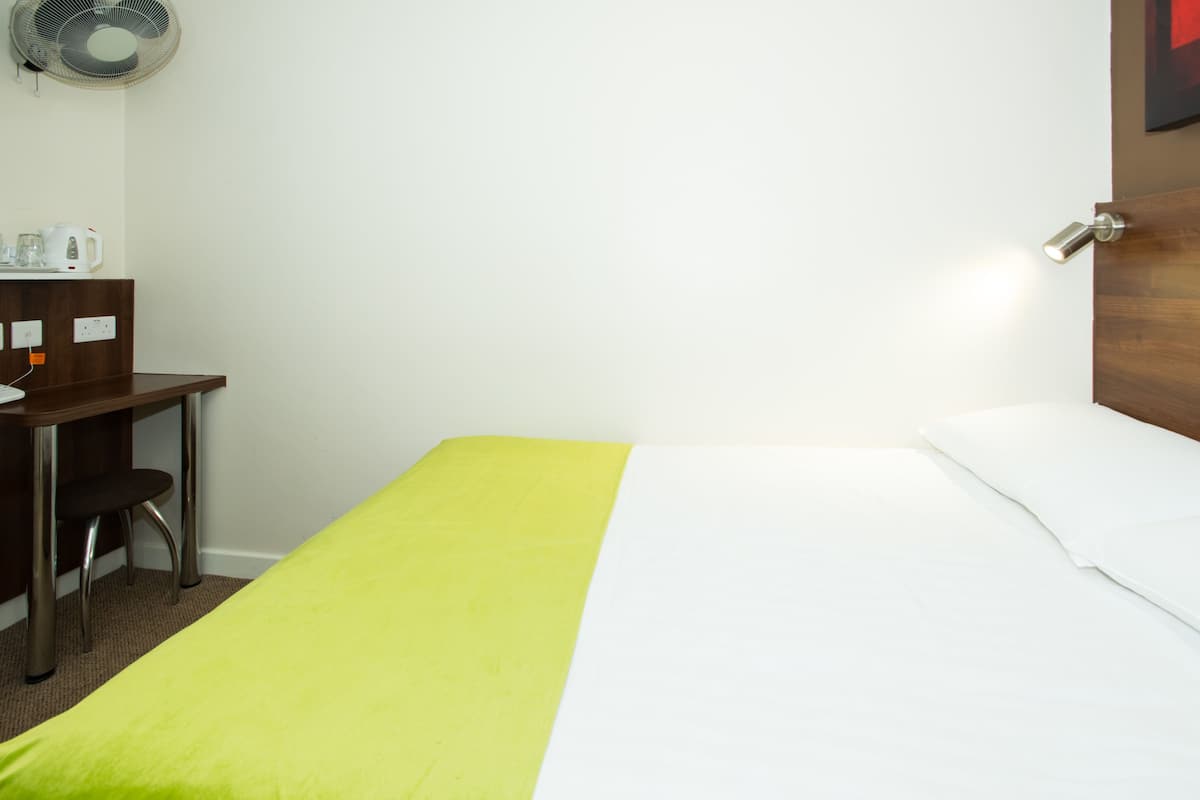 Double Room, Shared Bathroom | In-room safe, desk, soundproofing, iron/ironing board