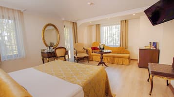 Habitación triple estándar, balcón | 1 habitación, minibar, caja de seguridad en la habitación y escritorio