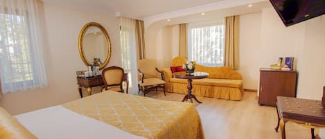 Chambre Triple Standard, balcon | 1 chambre, minibar, coffres-forts dans les chambres, bureau