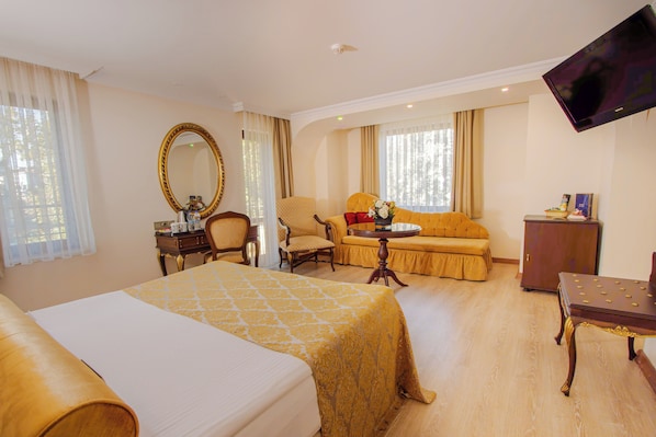 Habitación triple estándar, balcón | 1 dormitorio, minibar, caja fuerte y escritorio