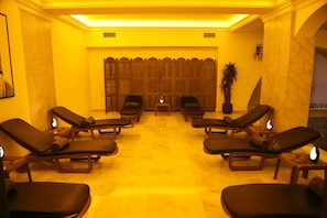 Salas para tratamentos a dois, sauna seca, banheira de hidromassagem