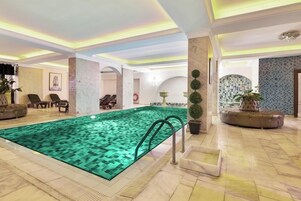 Una piscina techada, camas de piscina gratis