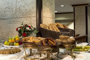 Se ofrece un desayuno bufé (13 EUR por persona)