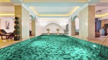 Alberca techada, acceso de 12:00 a 23:00, y camas balinesas gratuitas