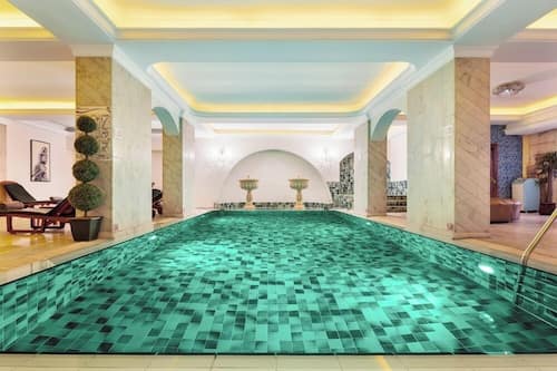 Piscine couverte, cabanons gratuits, chaises longues