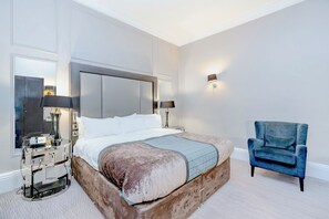 华丽三人房, 1 张双人床 | 客房内保险箱、办公桌、笔记本电脑工作区、遮光窗帘