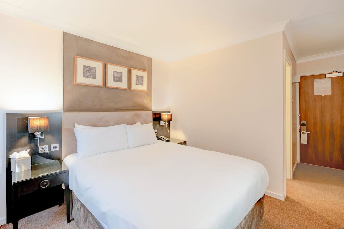 In-room safe, desk, laptop workspace, blackout drapes
