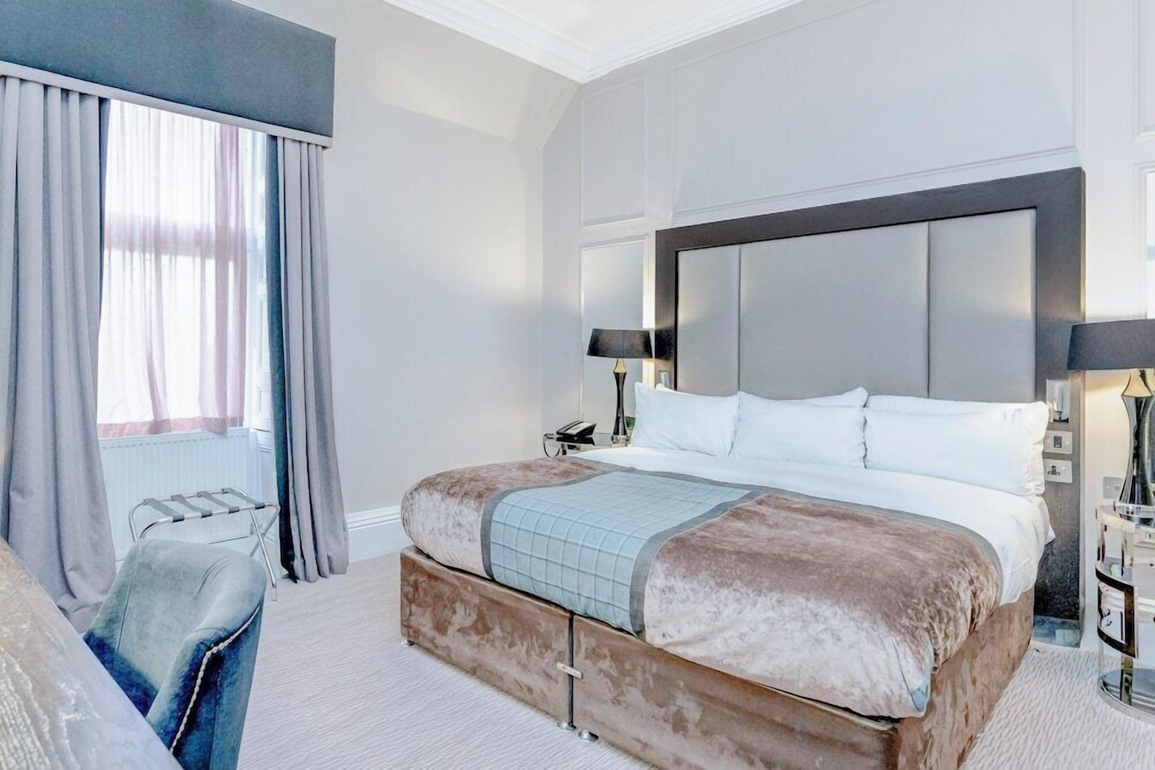 In-room safe, desk, laptop workspace, blackout drapes