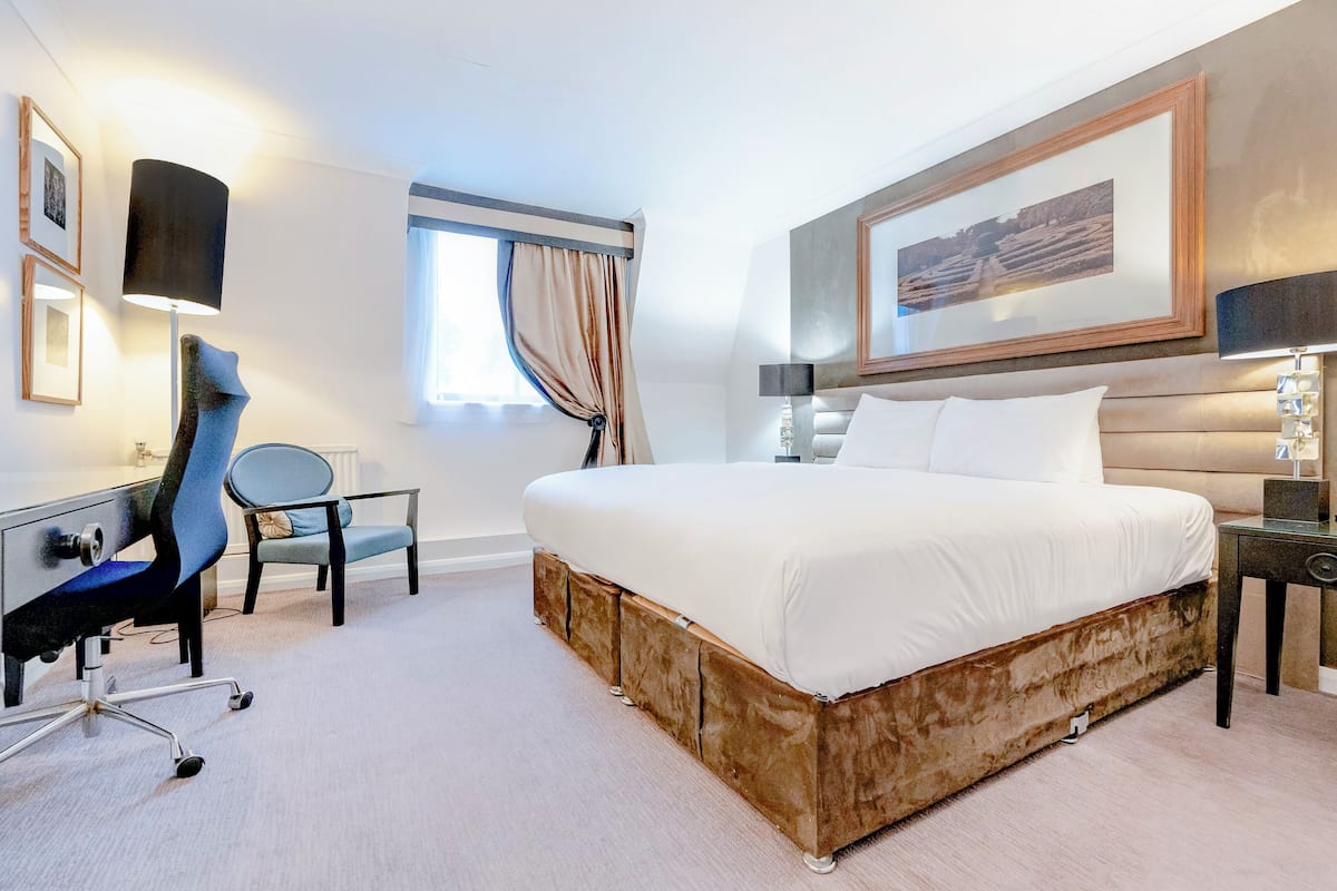 In-room safe, desk, laptop workspace, blackout drapes